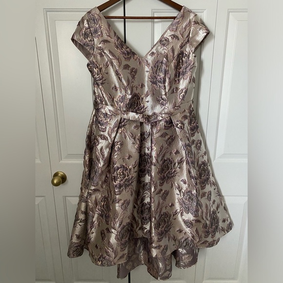 Oleg Cassini Dresses & Skirts - Oleg Cassini Dress in Mauve and Gold Metallic
